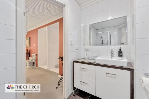 Ένα μπάνιο στο 'THE CHURCH' Guest Home, Gawler Barossa Region