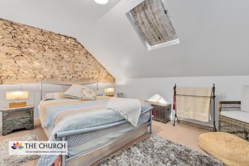 Tempat tidur dalam kamar di 'THE CHURCH' Guest Home, Gawler Barossa Region