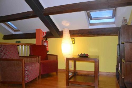 a living room with a couch and a table at Apartamento La Casa del Abuelo Justo in Miñagón