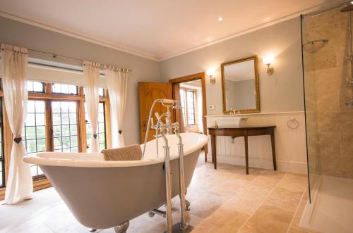 Luxury Bed And Breakfast at Bossington Hall in Exmoor, Somerset tesisinde bir banyo