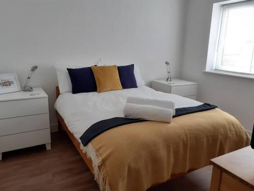 Una cama o camas en una habitación de HAYLE modern detached house near beaches Cornwall