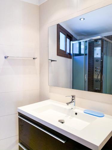a bathroom with a sink and a mirror at Barthe Holidays I Apartamento moderno 5PAX en Arinsal I Ideal para familias, Parking, Pet friendly I Coma Pedrosa in Arinsal