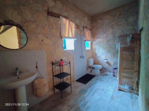 錫瓦的住宿－Siwa Relax Retreat Ecolodge，一间带水槽和卫生间的浴室