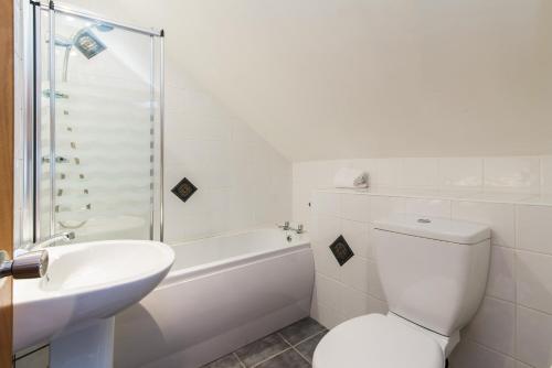 Ένα μπάνιο στο Mountsorrel House - Spacious 5bed in Leicester Ideal for Families and Contractors