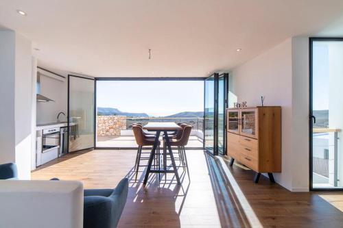 eine Küche und ein Wohnzimmer mit einem Tisch und Stühlen in der Unterkunft Villa el Molino in Los Cerrillos