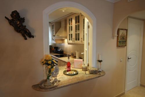 eine Küche mit einer Theke mit einem Waschbecken und einem Spiegel in der Unterkunft Malaga Paradise Home in Torremolinos