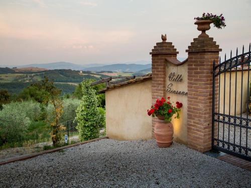 a gate with a sign that reads villa soriana at Relais Villa Sensano in Pignano