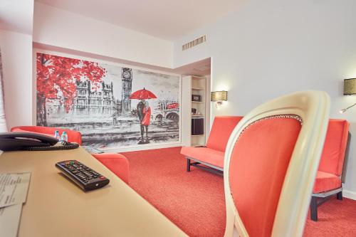 a room with red chairs and a desk with a computer at Continental Forum Constanta in Constanţa