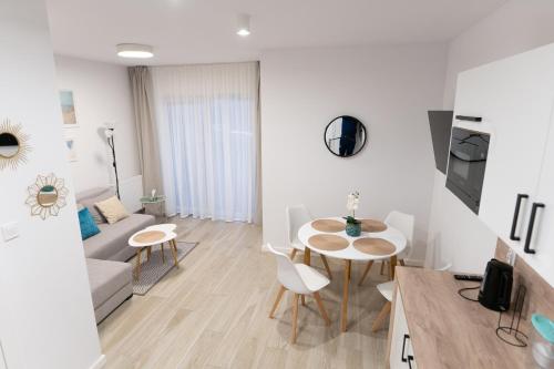 Televízia a/alebo spoločenská miestnosť v ubytovaní Apartament Pastelove Kołobrzeg