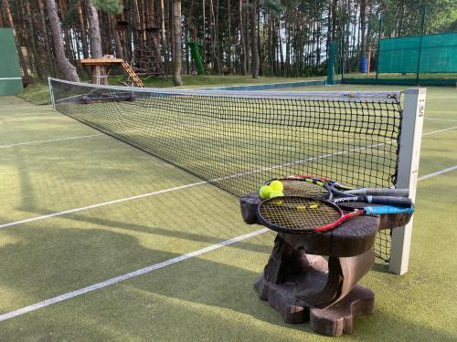 Tenis a/nebo squash v ubytování Secret Resort Club nebo okolí