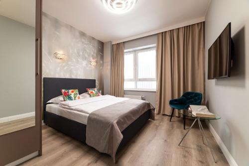Un pat sau paturi într-o cameră la Platinum Towers Central Apartments