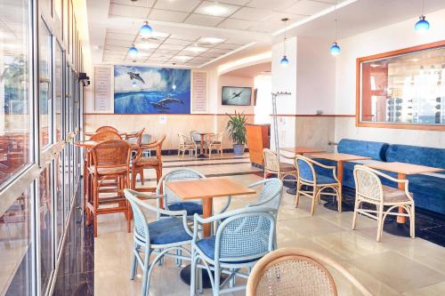 a dining room with tables and chairs in a restaurant at Continental Forum Constanta in Constanţa