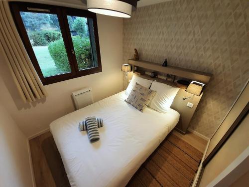 une chambre avec un lit blanc avec une fenêtre dans l'établissement Chamonix Appartement Vue Mont Blanc avec Jardin, à Chamonix-Mont-Blanc