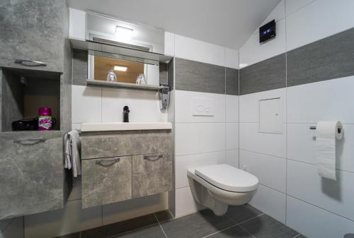 Ванна кімната в Ferienhaus in Niederösterreich mit 3 Apartments mitten im Wald