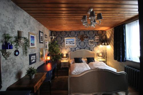 ein Schlafzimmer mit einem Bett und einem Sofa darin in der Unterkunft Maisalm, Apt 4 in Maishofen