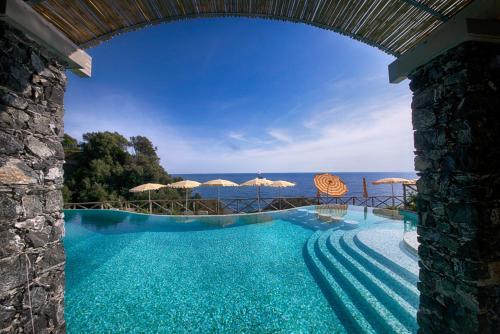 a swimming pool with a view of the ocean at Hotel Porto Roca in Monterosso al Mare