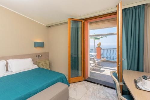 A bed or beds in a room at Hotel Porto Roca