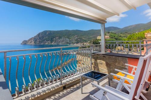 a balcony with a view of the ocean at Hotel Porto Roca in Monterosso al Mare