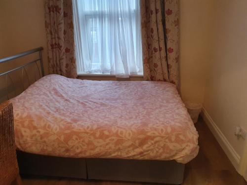 a small bed in a bedroom with a window at En suite bedrooms, Heaton, Newcastle in Newcastle