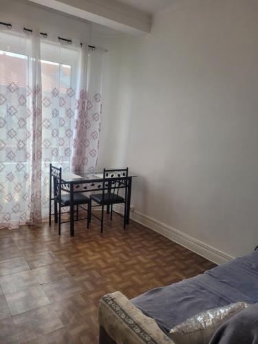 une pièce avec une table, des chaises et un lit dans l'établissement Nice Centre, Charmant Studio, à Nice