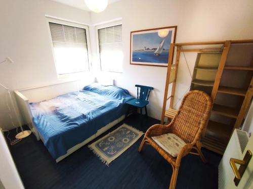 バラトンヴィラーゴシュにあるSunhouse, Balatonvilágosのベッドルーム1室(ベッド1台、はしご、椅子付)