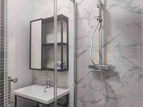 une salle de bain avec une douche, un lavabo et un miroir dans l'établissement Studio équipé, grande terrasse, à côté de la gare, à Tours