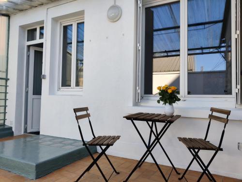 deux chaises et une table devant une maison dans l'établissement Studio équipé, grande terrasse, à côté de la gare, à Tours