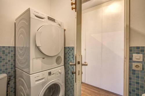 Rue Saint-Maur 1-Bed Studio Balcony and View