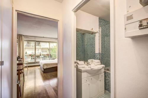 une salle de bain avec un lavabo et un miroir dans l'établissement Rue Saint-Maur 1-Bed Studio Balcony and View, à Paris