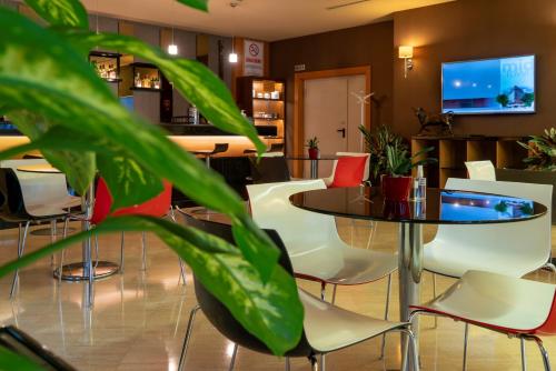 Una televisión o centro de entretenimiento en Midtown Hotel