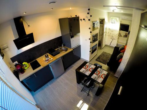 パトリモニオにあるstudio terremerのキッチン、リビングルームが備わります。