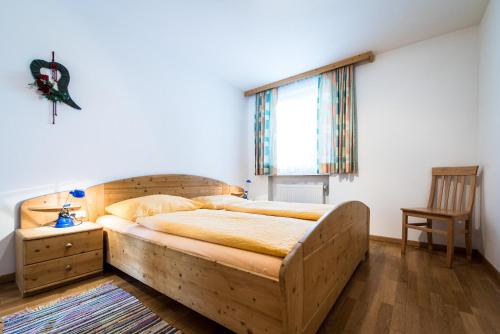 A bed or beds in a room at Issingerhof App 1