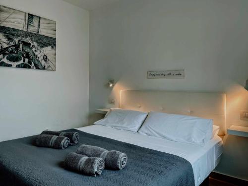 - une chambre avec un lit et 2 oreillers dans l'établissement Passion Pool View & WiFi by iRent Fuerteventura Corralejo, à Corralejo
