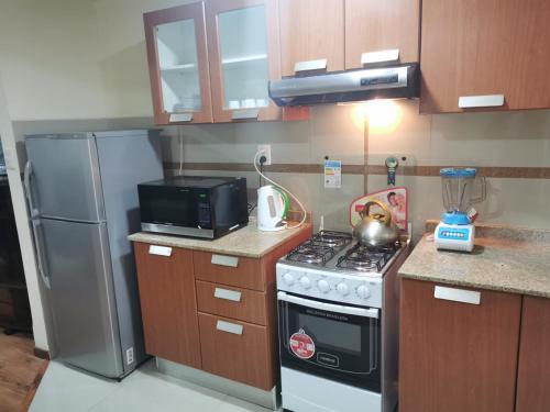 Il comprend une petite cuisine équipée d'une cuisinière et d'un réfrigérateur. dans l'établissement Nido 906, à La Paz