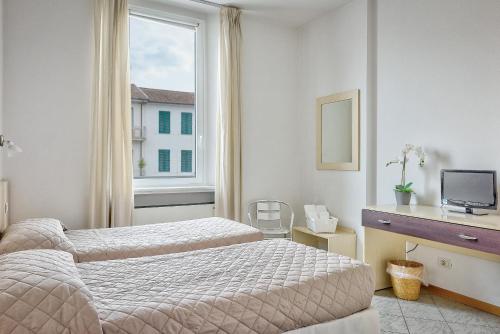 um quarto com uma cama e uma janela em Affittacamere il Puntone em Empoli