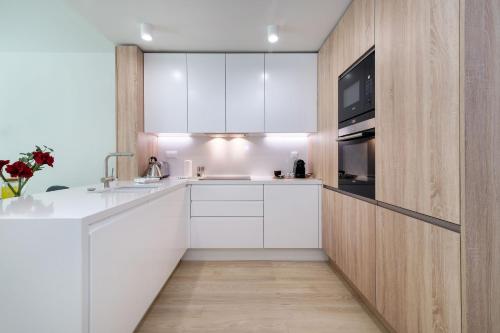 Stylish Apt in Liberdade with Parking by LovelyStay