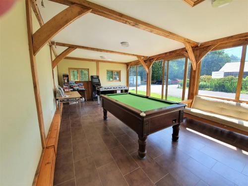 Biliardo stalas apgyvendinimo įstaigoje The Victorian Barn, Self-Catering Holidays with Pool and Hot Tubs, Dorset