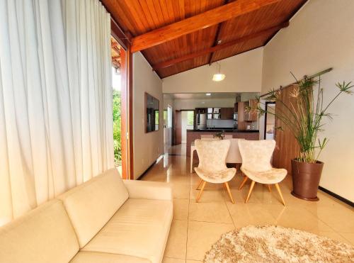 - un salon avec un canapé et une table dans l'établissement Pousada Villa Magna - Casa 4, à Diamantina