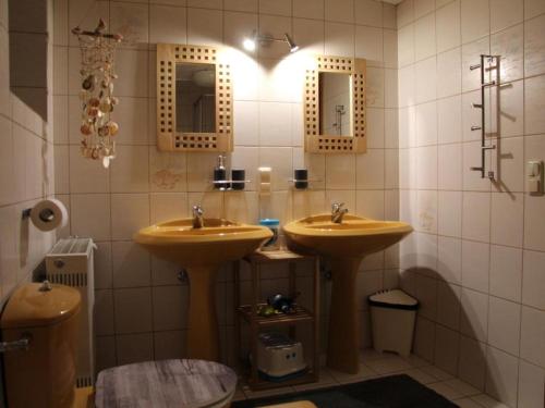 ein Badezimmer mit zwei Waschbecken und zwei Spiegeln in der Unterkunft Ferienwohnung Kurtz in Teisendorf