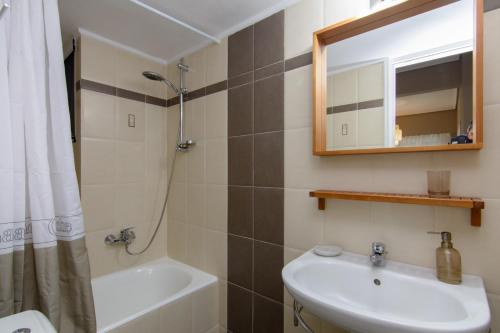 Un baño de APT 48, COZY APARTMENT IN KALAMATA CITY CENTER