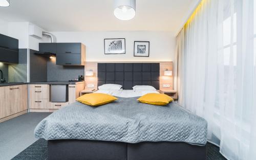 Posteľ alebo postele v izbe v ubytovaní Aron Residence - by Upstairs