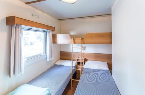 Krevet ili kreveti na sprat u jedinici u okviru objekta Camping Marelago