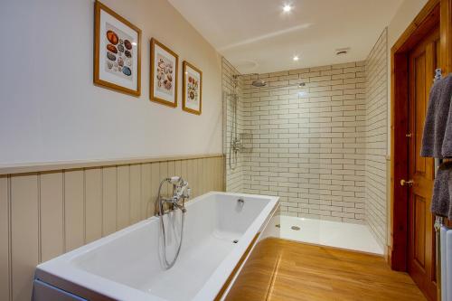 een badkamer met een groot bad in een kamer bij Home Farm B&B - Sunflower Room in Forfar