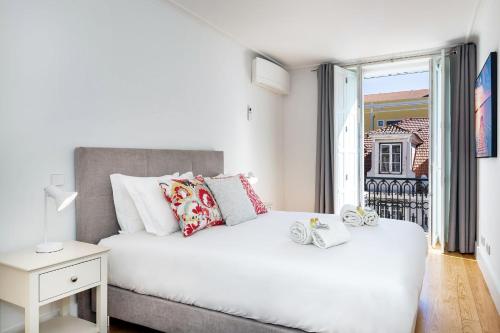 4PAX Apt in Chiado with River View by LovelyStay