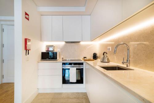 4PAX Apt in Chiado with River View by LovelyStay