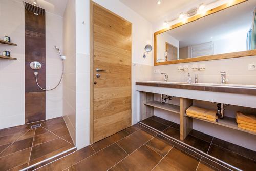 Haus Benzmühle tesisinde bir banyo