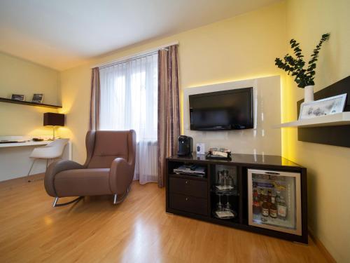 Μια τηλεόραση ή/και κέντρο ψυχαγωγίας στο Hotel Spalentor - Ihr sympathisches Stadthotel
