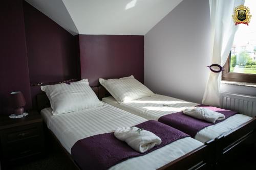 dos camas sentadas una al lado de la otra en un dormitorio en Rezydencja Bakamus, en Sandomierz