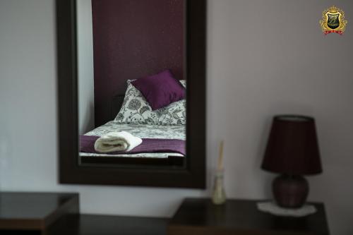 a picture of a bed in a mirror at Rezydencja Bakamus in Sandomierz