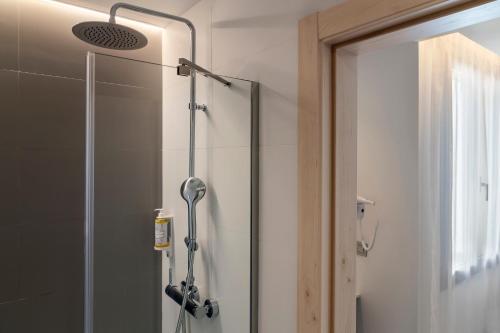 una doccia con porta in vetro in bagno di B&B HOTEL Málaga Centro a Málaga